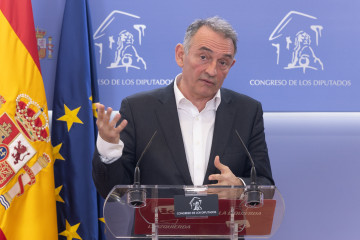 Archivo - El portavoz de Sumar en la Comisión de Interior del Congreso, Enrique Santiago, durante una rueda de prensa, en el Congreso de los Diputados, a 30 de enero de 2025, en Madrid (España).