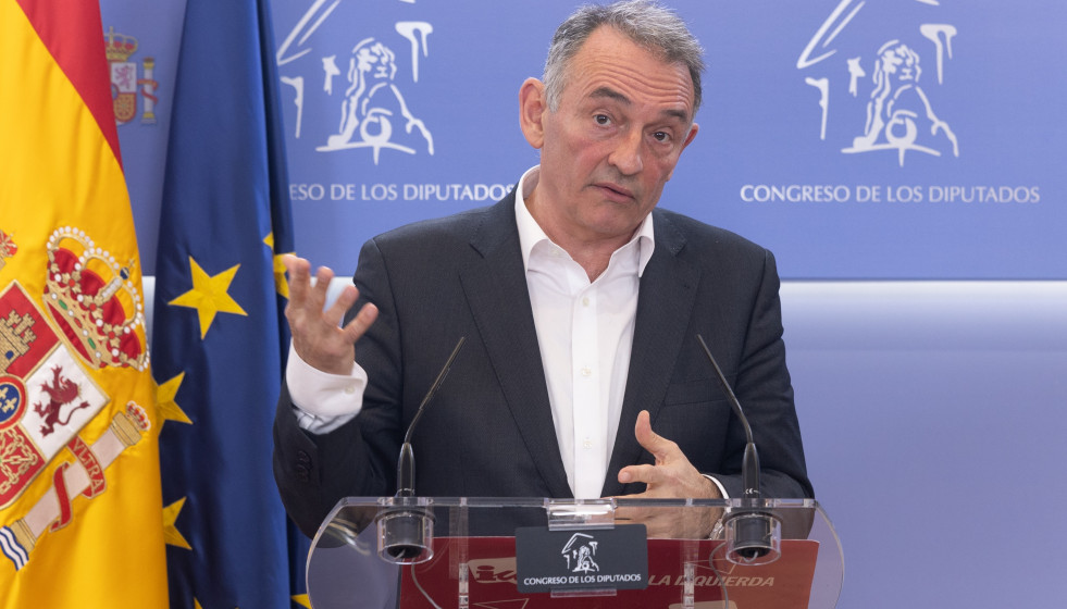 Archivo - El portavoz de Sumar en la Comisión de Interior del Congreso, Enrique Santiago, durante una rueda de prensa, en el Congreso de los Diputados, a 30 de enero de 2025, en Madrid (España).