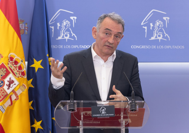 Archivo - El portavoz de Sumar en la Comisión de Interior del Congreso, Enrique Santiago, durante una rueda de prensa, en el Congreso de los Diputados, a 30 de enero de 2025, en Madrid (España).