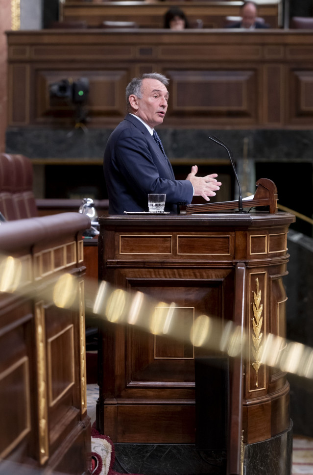 Archivo - El diputado de Sumar Enrique Santiago durante una sesión plenaria en el Congreso