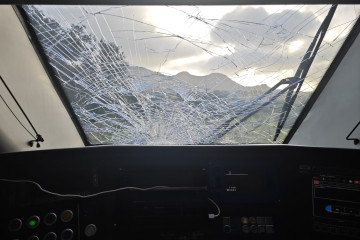 Luna rota del tren que circulaba por Cabeza del Buey tras la caída de postes sobre las vías