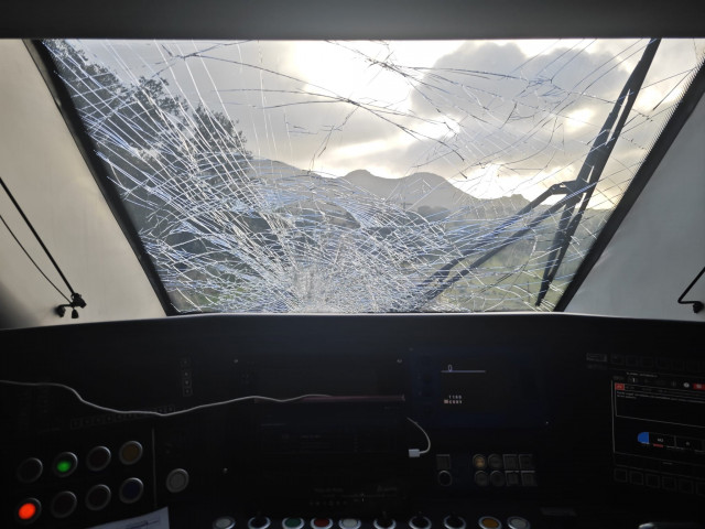 Luna rota del tren que circulaba por Cabeza del Buey tras la caída de postes sobre las vías