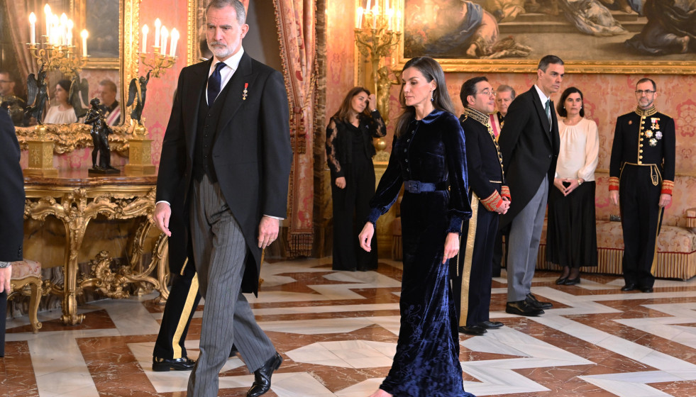 El Rey Felipe, la Reina Letizia, el Ministro de Asuntos Exteriores, Unión Europea y Cooperación, José Manuel Albares, y el Presidente del Gobierno, Pedro Sánchez, durante la recepción anual al Cu