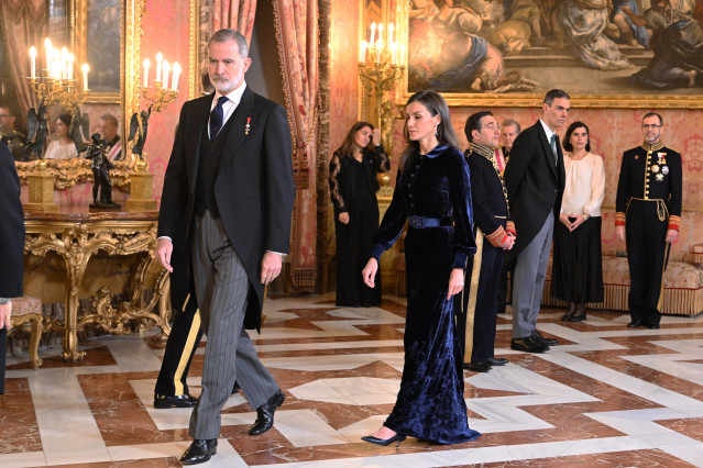 El Rey Felipe, la Reina Letizia, el Ministro de Asuntos Exteriores, Unión Europea y Cooperación, José Manuel Albares, y el Presidente del Gobierno, Pedro Sánchez, durante la recepción anual al Cuerpo Diplomático
