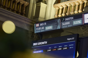 Archivo - Paneles informativos en el Palacio de la Bolsa de Madrid, a 16 de diciembre de 2025, en Madrid (España).