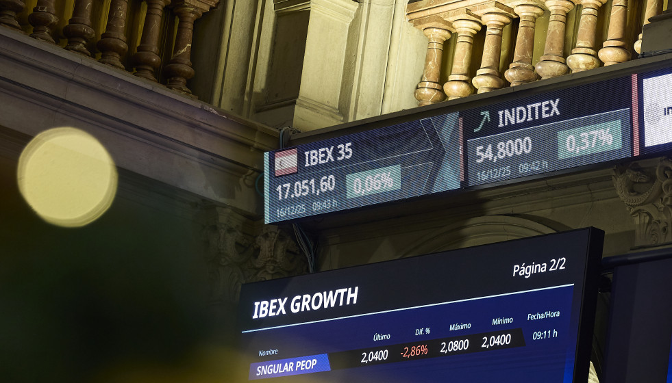 Archivo - Paneles informativos en el Palacio de la Bolsa de Madrid, a 16 de diciembre de 2025, en Madrid (España).