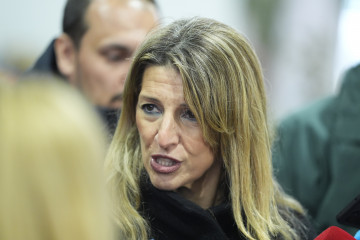 La vicepresidenta segunda del Gobierno y ministra de Trabajo y Economía Social, Yolanda Díaz, atiende a los medios. A 21 de enero de 2026 en Adamuz, Córdoba (Andalucía, España).