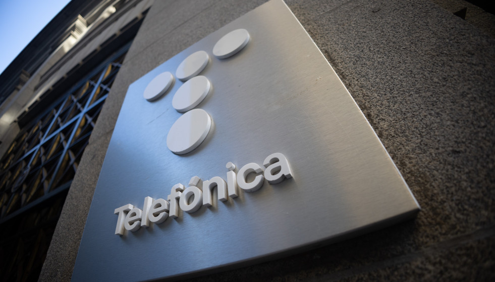 Archivo - Fachada del edificio de Telefónica en la Gran Vía.