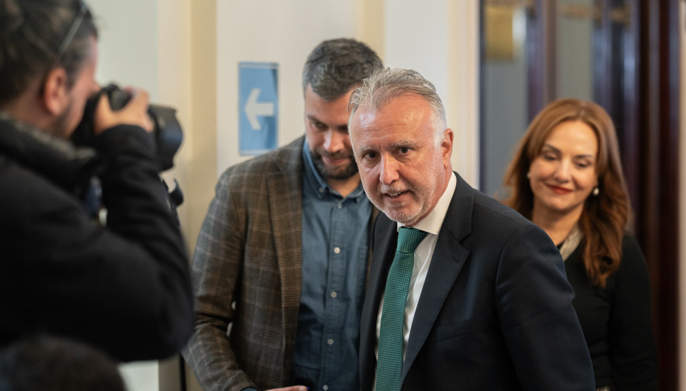 Archivo - El ministro de Política Territorial y Memoria Democrática, Ángel Víctor Torres (1d), tras una rueda de prensa, en el Ministerio de Política Territorial y Memoria Democrática, a 18 de f