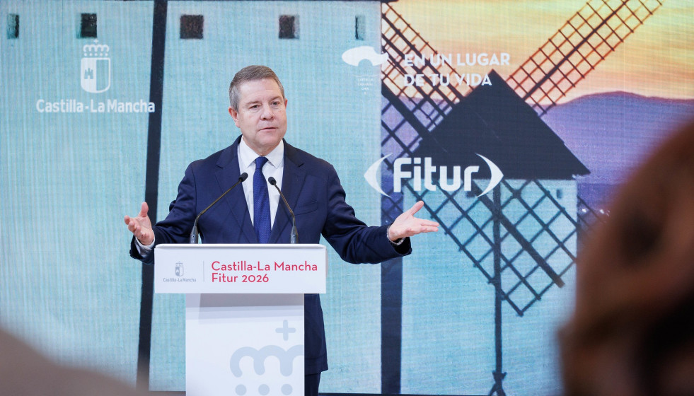 El presidente de Castilla-La Mancha, Emiliano García-Page, en el estand de su región en Fitur.