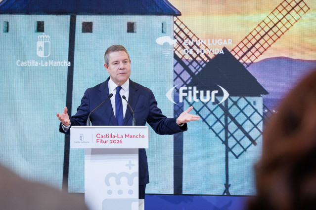 El presidente de Castilla-La Mancha, Emiliano García-Page, en el estand de su región en Fitur.