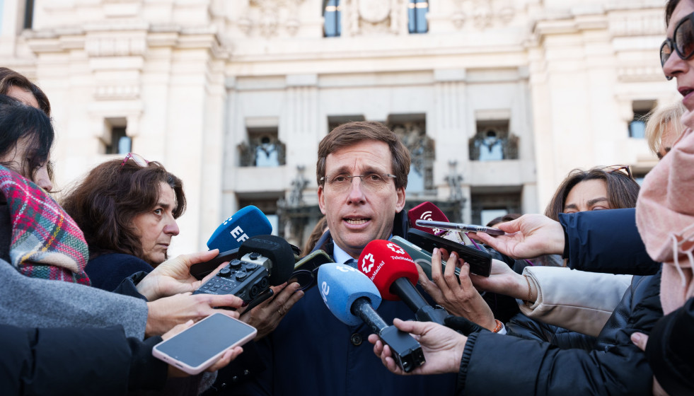 El alcalde Madrid, José Luis Martínez Almeida, ofrece declaraciones a los medios tras el minuto de silencio convocado por el Ayuntamiento de Madrid en honor a las víctimas del accidente ferroviario