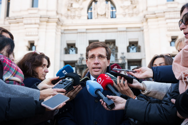 El alcalde Madrid, José Luis Martínez Almeida, ofrece declaraciones a los medios tras el minuto de silencio convocado por el Ayuntamiento de Madrid en honor a las víctimas del accidente ferroviario en Adamuz, en la explanada de CentroCentro, a 19 de enero