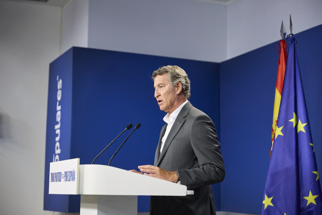 Archivo - El presidente del PP, Alberto Núñez Feijóo, durante una rueda de prensa posterior a la reunión del Comité de Dirección del PP, en la sede del partido, a 25 de agosto de 2025, en Madrid (España).