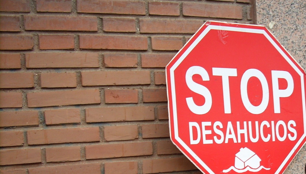 Archivo - Cartel de 'Stop Desahucios'.