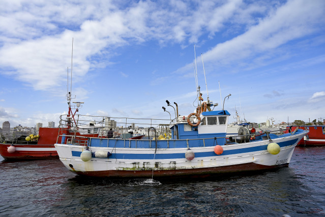 Archivo - Varios barcos de flota artesanal tras la convocatoria de paro por parte de la Federación Galega de Cofradías de Pescadores en la dársena de A Marina en A Coruña
