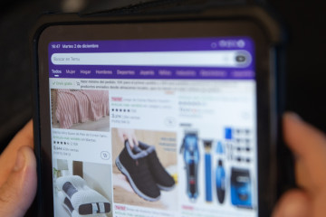 Archivo - Una persona realiza una búsqueda en Temu