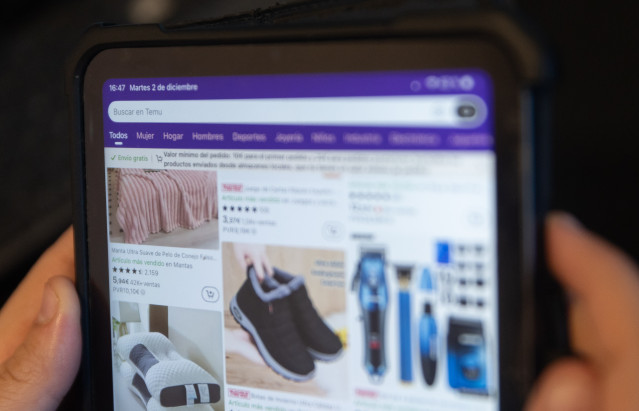 Archivo - Una persona realiza una búsqueda en Temu