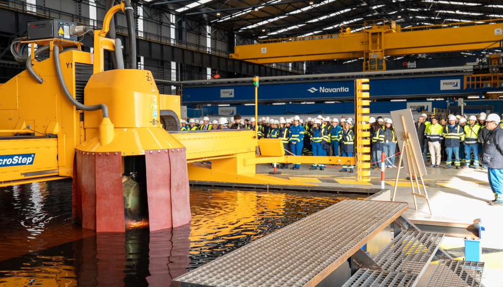 Corte de chapa de los buques para Reino Unido que se construirán en los astilleros de Navantia en Puerto Real (Cádiz)