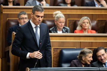 Archivo - El presidente del Gobierno, Pedro Sánchez, interviene durante una sesión de control al Gobierno, en el Congreso de los Diputados, a 10 de diciembre de 2025, en Madrid (España).