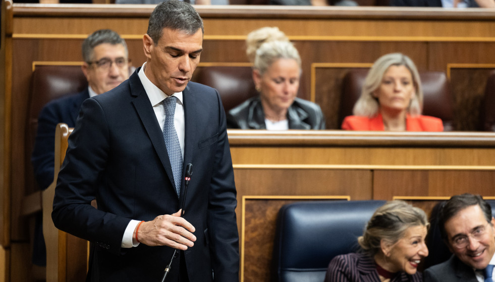 Archivo - El presidente del Gobierno, Pedro Sánchez, interviene durante una sesión de control al Gobierno, en el Congreso de los Diputados, a 10 de diciembre de 2025, en Madrid (España).