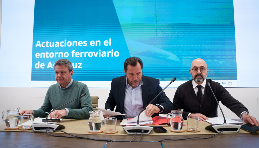 El ministro de Transportes y Movilidad Sostenible, Óscar Puente (c), atiende a los medios en una rueda de prensa, en la sede del Ministerio de Transportes, a 23 de enero de 2026, en Madrid (España).