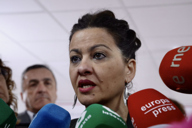 La ministra de Juventud e Infancia, Sira Rego, atiende a los medios antes de participar en el acto 'Juventud en marcha: desbloqueando el futuro' organizado por CCOO Andalucía en Málaga. A 16 de enero de 2026, en Málaga (Andalucía).