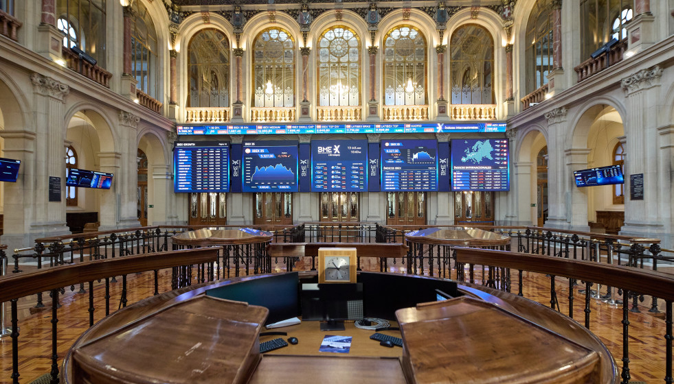 Archivo - Paneles del Ibex 35 en el Palacio de la Bolsa, a 13 de octubre de 2023, en Madrid (España).