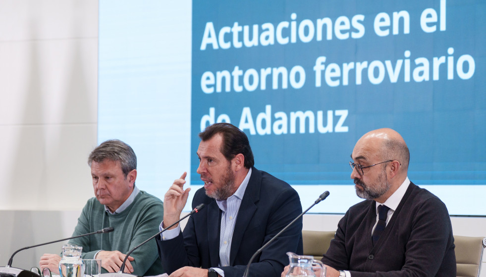 El ministro de Transportes y Movilidad Sostenible, Óscar Puente (c), acompañado del secretario de Estado de Transportes y Movilidad Sostenible, José Antonio Santano Clavero (i), y el presidente de 