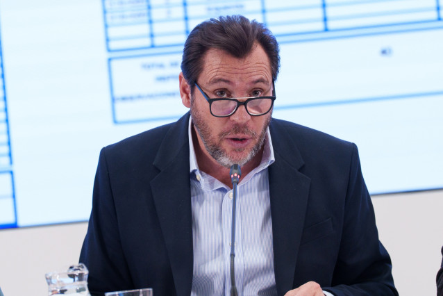 El ministro de Transportes y Movilidad Sostenible, Óscar Puente, atiende a los medios en una rueda de prensa, en la sede del Ministerio de Transportes, a 23 de enero de 2026, en Madrid (España).