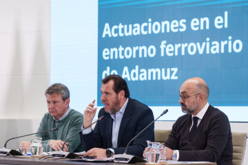 El ministro de Transportes y Movilidad Sostenible, Óscar Puente (c), acompañado del secretario de Estado de Transportes y Movilidad Sostenible, José Antonio Santano Clavero (i), y el presidente de 