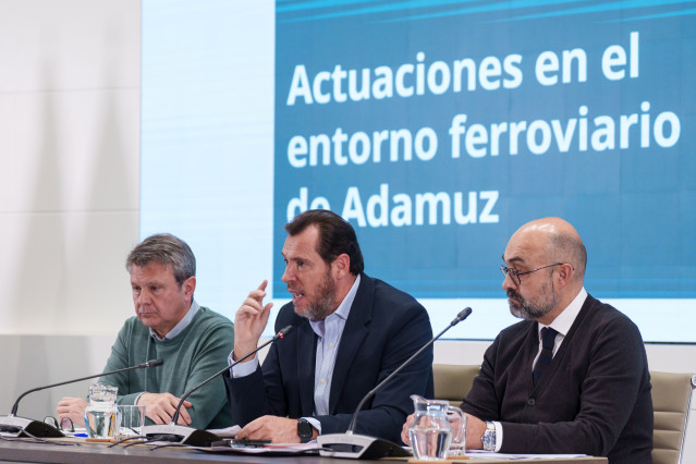 El ministro de Transportes y Movilidad Sostenible, Óscar Puente (c), acompañado del secretario de Estado de Transportes y Movilidad Sostenible, José Antonio Santano Clavero (i), y el presidente de Adif, Luis Pedro Marco de la Peña (d)