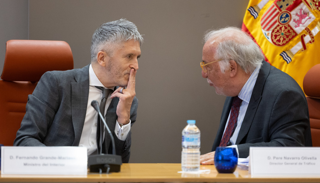 Archivo - (I-D) El ministro del Interior, Fernando Grande-Marlaska, y el director general de Tráfico, Pere Navarro, durante una rueda de prensa, en la Dirección General de Tráfico, a 10 de enero de