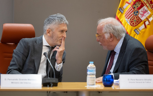 Archivo - (I-D) El ministro del Interior, Fernando Grande-Marlaska, y el director general de Tráfico, Pere Navarro, durante una rueda de prensa, en la Dirección General de Tráfico, a 10 de enero de 2025, en Madrid (España). Durante su comparecencia, el mi