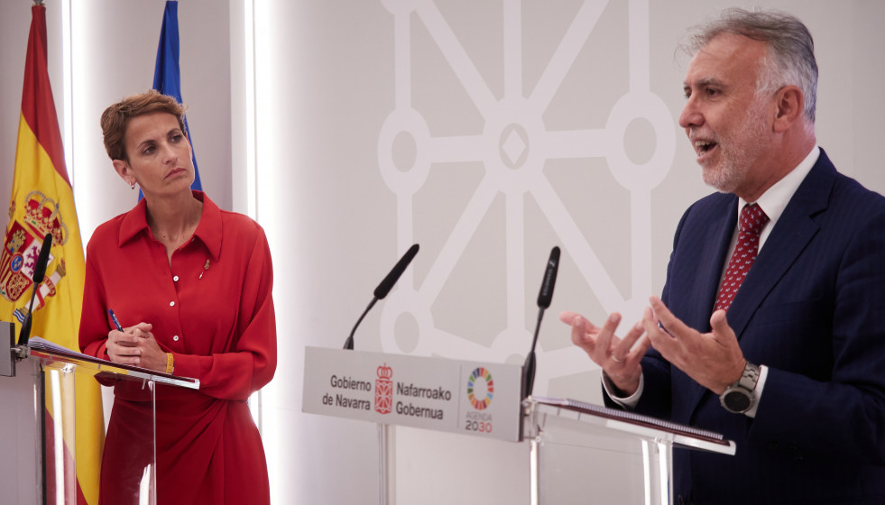 Archivo - La presidenta de Navarra, María Chivite y el ministro de Política Territorial y Memoria Democrática, Ángel Víctor Torres, en una comparecencia en Pamplona, en una imagen de archivo.