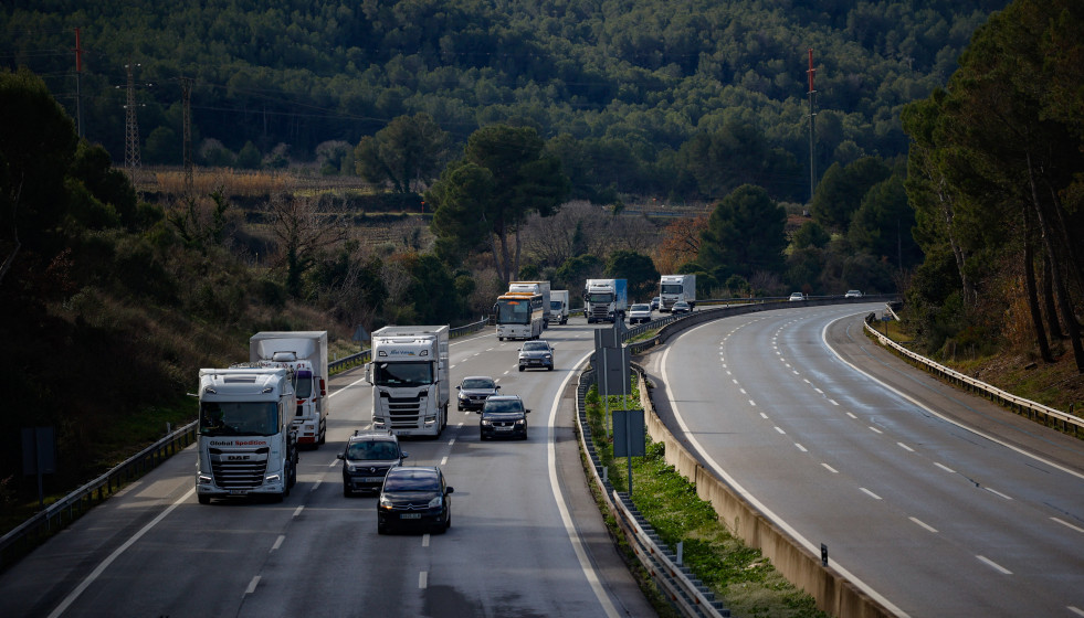 Vehículos circulan por la AP-7 que ha sufrido cortes tras el accidente de tren entre las estaciones de Sant Sadurní d’Anoia y Gelida (Barcelona).
