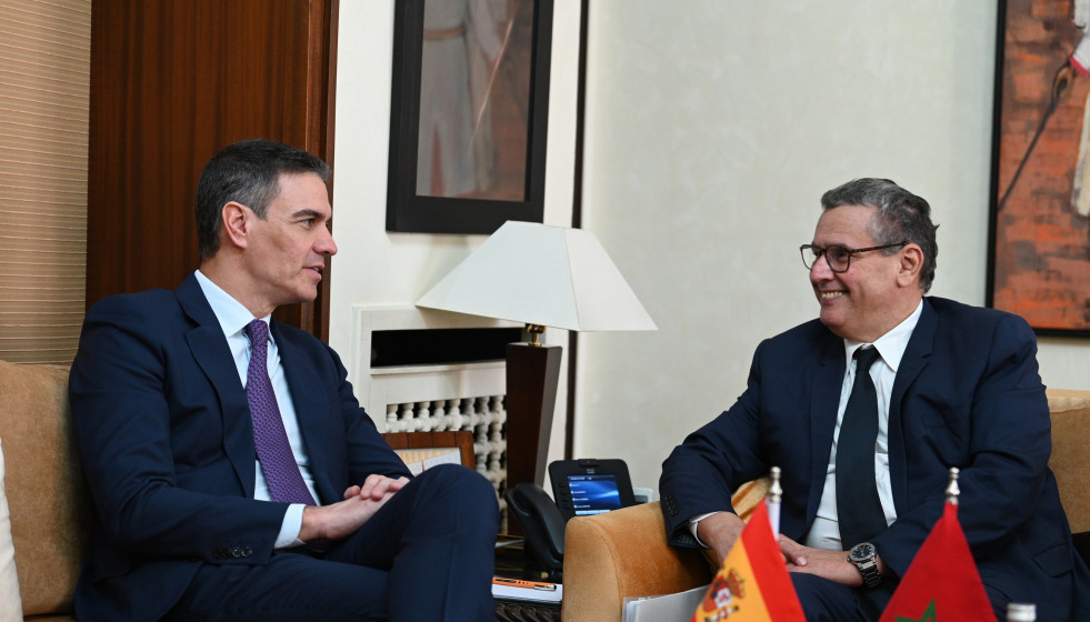 Archivo - El presidente del Gobierno español, Pedro Sánchez (i), se reúne con el presidente del Ejecutivo marroquí, Aziz Ajanuch (d), en su primer viaje oficial de esta legislatura a Marruecos, a 