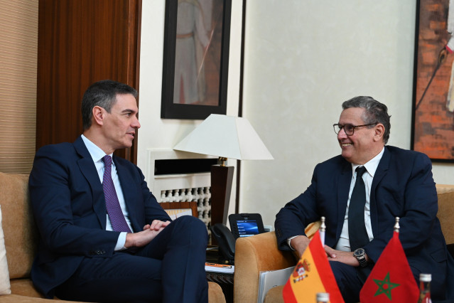 Archivo - El presidente del Gobierno español, Pedro Sánchez (i), se reúne con el presidente del Ejecutivo marroquí, Aziz Ajanuch (d), en su primer viaje oficial de esta legislatura a Marruecos, a 21 de febrero de 2024, en Rabat (Marruecos).