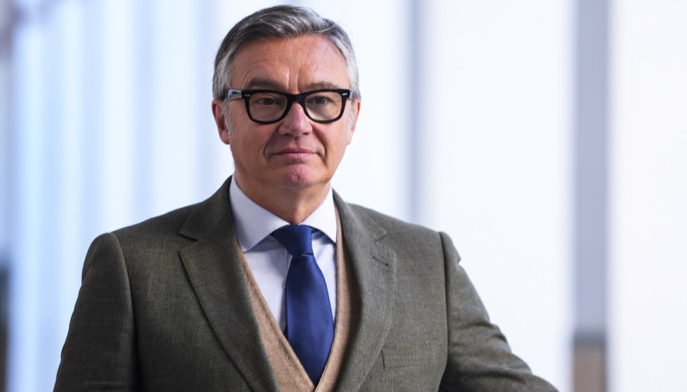 El portavoz del grupo parlamentario Vox en Andalucía, Manuel Gavira, atiende a medios antes de la celebración de la Diputación Permanente en el Parlamento andaluz. A 12 de enero de 2026, en Sevilla