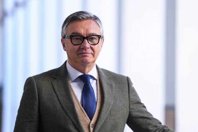 El portavoz del grupo parlamentario Vox en Andalucía, Manuel Gavira, atiende a medios antes de la celebración de la Diputación Permanente en el Parlamento andaluz. A 12 de enero de 2026, en Sevilla (Andalucía, España).