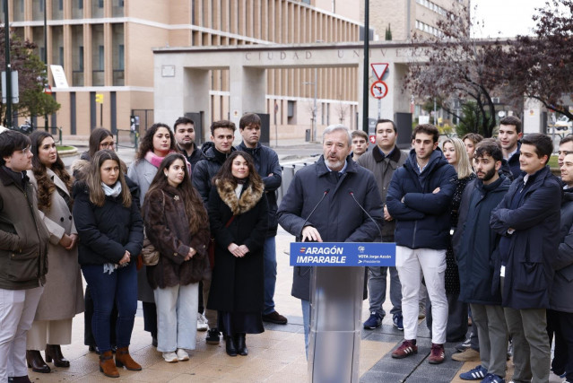 El candidato a la reelección a la Presidencia del Gobierno de Aragón, Jorge Azcón, ha ofrecido una rueda de prensa al lado del campus de San Francisco de la Universidad de Zaragoza.