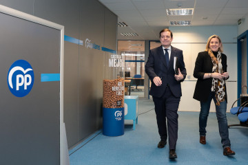 Alfonso Fernández Mañueco e Isabel Blanco, antes de la comparecencia ante los medios.