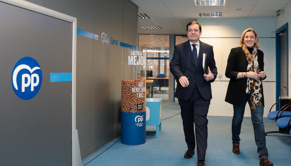 Alfonso Fernández Mañueco e Isabel Blanco, antes de la comparecencia ante los medios.