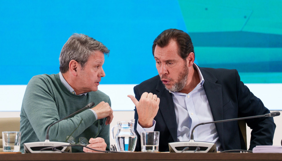 El ministro de Transportes y Movilidad Sostenible, Óscar Puente (d), acompañado del secretario de Estado de Transportes y Movilidad Sostenible, José Antonio Santano Clavero (i), atiende a los medio
