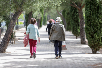 EuropaPress 2988765 anciano mujer pasean parque primer dia espanoles pueden salir casa pasear
