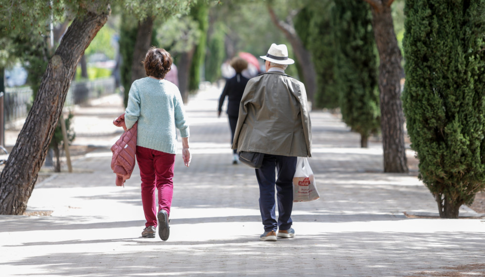 EuropaPress 2988765 anciano mujer pasean parque primer dia espanoles pueden salir casa pasear