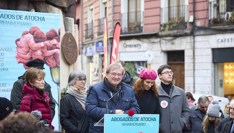 El secretario de Estado de Memoria Democrática, Fernando Martón (c), y la ministra de Sanidad, Mónica García (2d), durante la ofrenda floral ante el monumento El Abrazo, en la plaza de Antón Mart