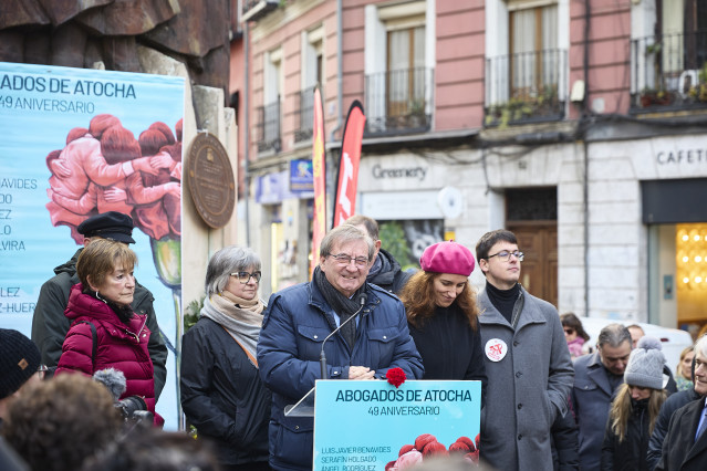 El secretario de Estado de Memoria Democrática, Fernando Martón (c), y la ministra de Sanidad, Mónica García (2d), durante la ofrenda floral ante el monumento El Abrazo, en la plaza de Antón Martín, a 24 de enero de 2026, en Madrid (España).