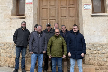 El candidato del PAR, Alberto Izquierdo, en su visita a Tramacastilla (Teruel).
