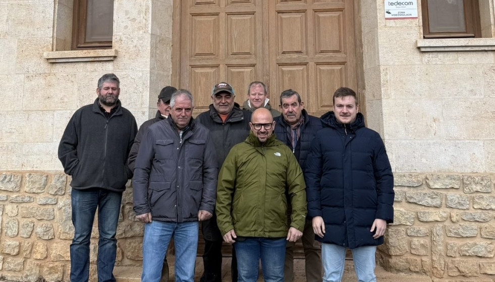 El candidato del PAR, Alberto Izquierdo, en su visita a Tramacastilla (Teruel).